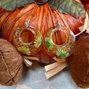 🌼Pretty handmade resin earrings with real flowers